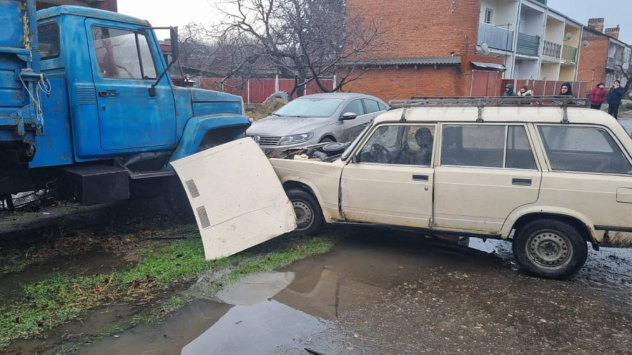 В Краснодарском крае 14-летний ребенок за рулем «ВАЗа» разбил «Фольксваген» и грузовик