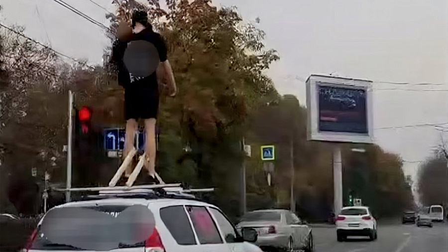 В Краснодаре водитель прокатил манекен на крыше машины и получил штраф