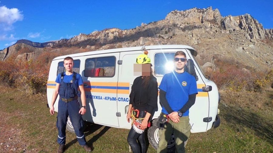 В Крыму спасатели помогли жительнице Сочи, застрявшей на камне высотой 10 метров
