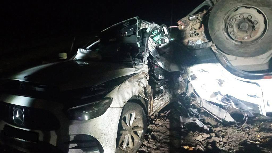 Водитель Mercedes погиб в страшном ДТП с грузовиком на трассе в Краснодарском крае