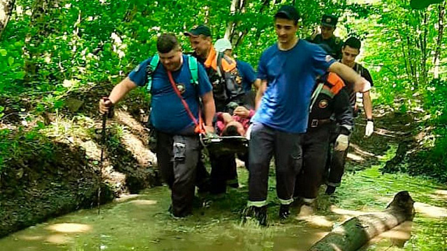 На Кубани спасатели 4 километра несли на носилках туристку из Краснодара с переломом ноги