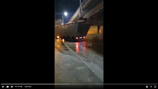 В Краснодаре фура застряла под Садовым мостом и попала на видео