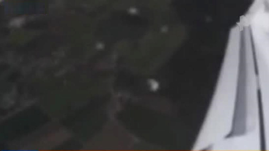 Неизвестный объект чуть не столкнулся с пассажирским самолетом в небе над Цюрихом и попал на видео