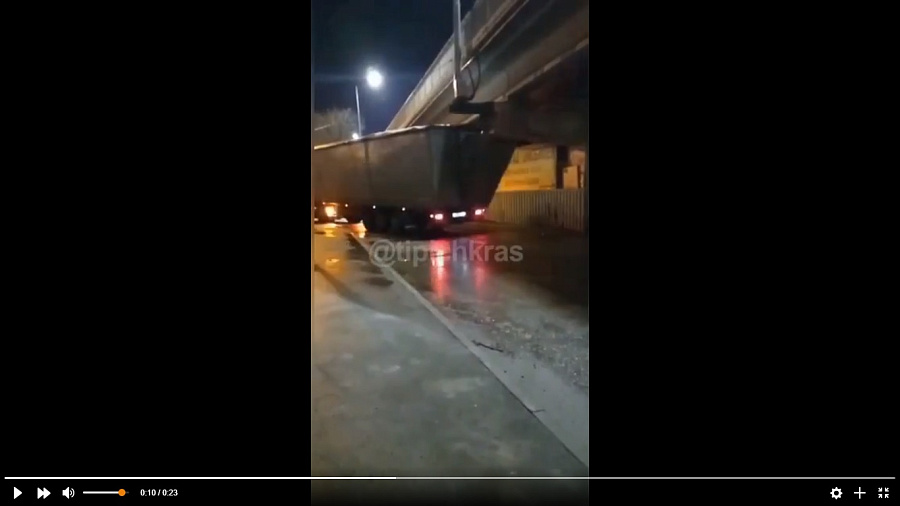 В Краснодаре фура застряла под Садовым мостом и попала на видео