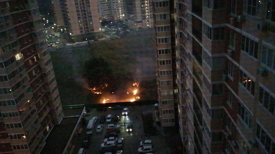 В Краснодаре в микрорайоне Гидростроителей загорелась сухая трава