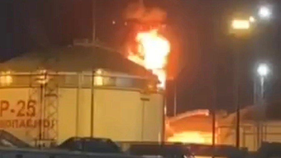 Экстренные службы: возгорание на резервуаре с нефтепродуктами в Темрюкском районе спровоцировал беспилотник