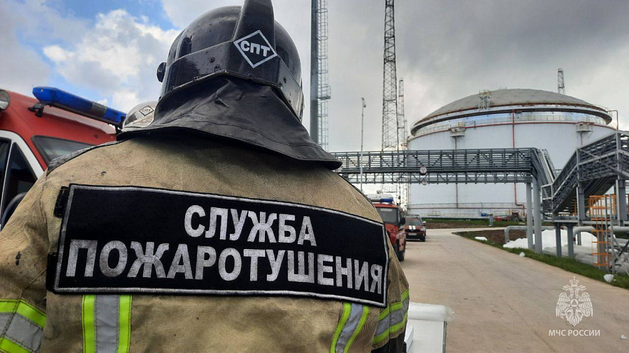 Привлечено 252 человека: в Темрюкском районе более 12 часов тушат возгорание на нефтебазе после падения беспилотника