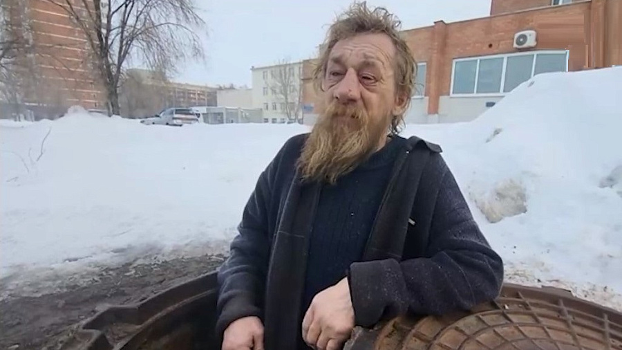 Пользователей соцсетей шокировало видео с бездомным, прожившим в канализации 12 лет