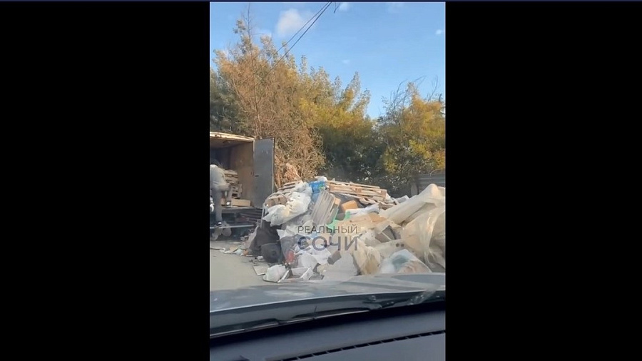 В Сочи автомобилист снял на видео, как растут в городе стихийные свалки