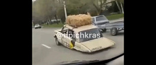 Экстремальная доставка сена: 22-летний житель Кубани, едущий по Ставрополю на машине без задних колес и багажника, попал на видео