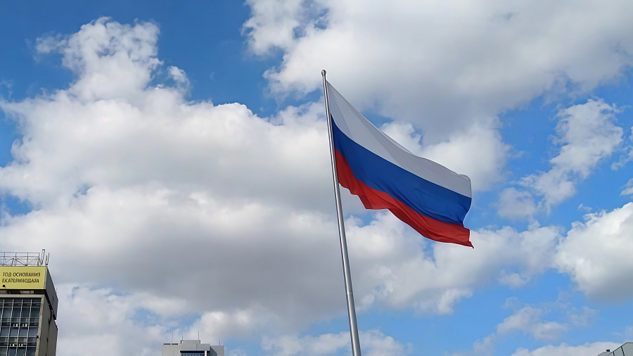 В Краснодаре развернут огромный триколор ко Дню флага России