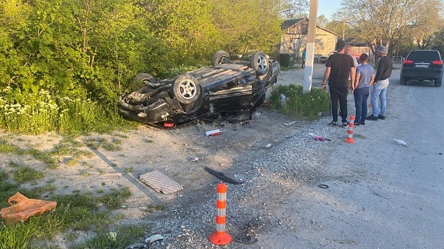 Два ребенка пострадали в ДТП с перевернувшимся автомобилем на грунтовой дороге в Геленджике