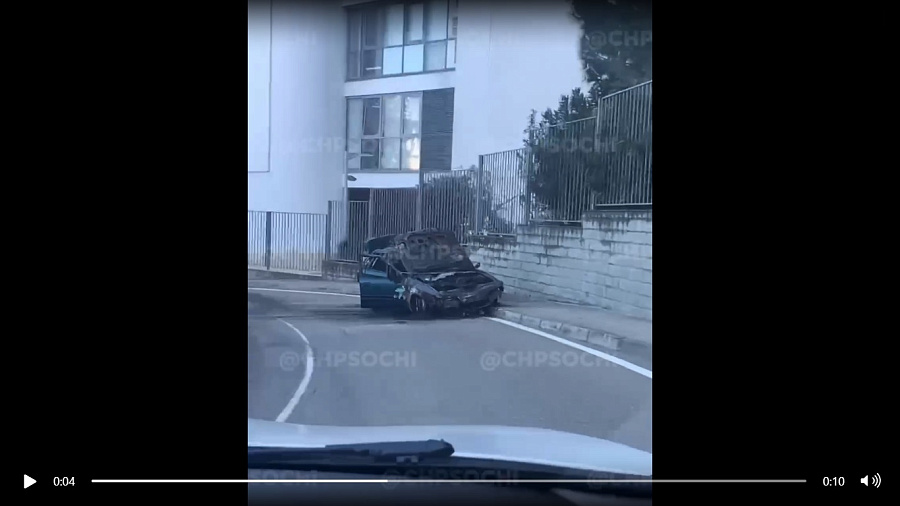 В Сочи прямо на дороге сгорела иномарка