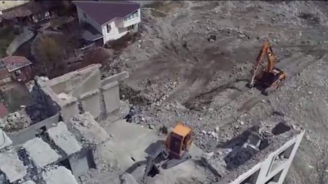 В Геленджике пошла под снос многоэтажка, возведенная на берегу моря