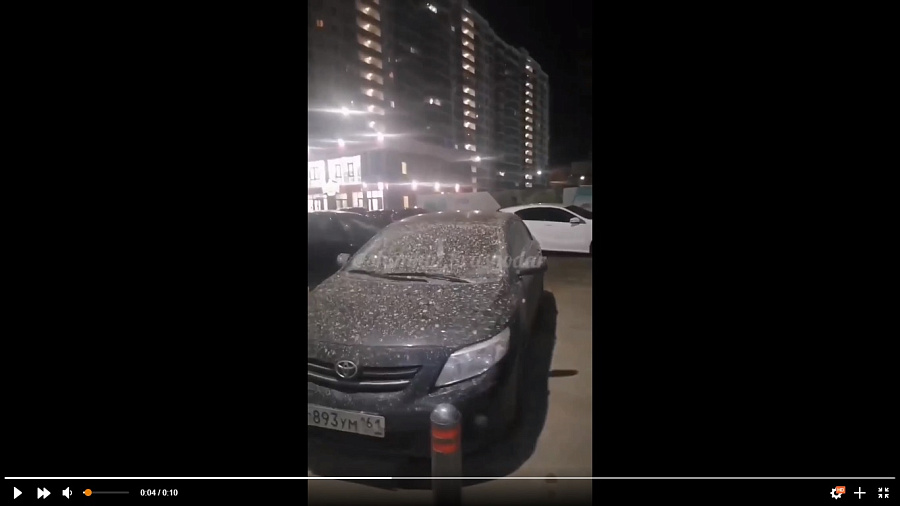 В Краснодаре строители залили бетоном машины на парковке