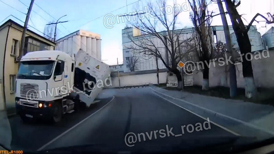В Новороссийске сняли на видео, как упавший с фуры контейнер чуть не раздавил легковушку