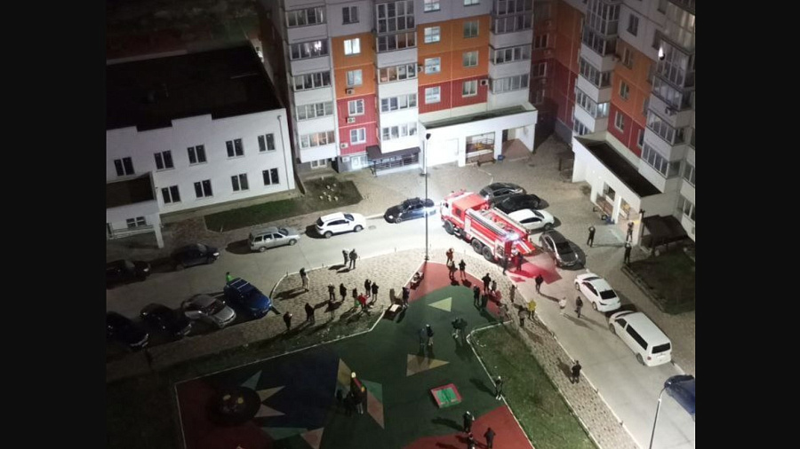 В Новороссийске при ночном пожаре из многоэтажки эвакуировали 100 жильцов