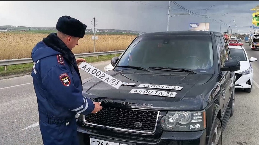В Анапе поймали москвича на Range Rover с поддельными номерами и удостоверением полицейского