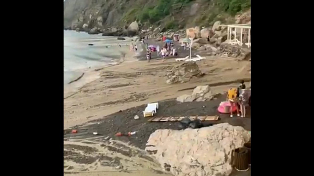 На пляже в Крыму отдыхающие сняли мощный град размером с перепелиное яйцо и оползень. Видео