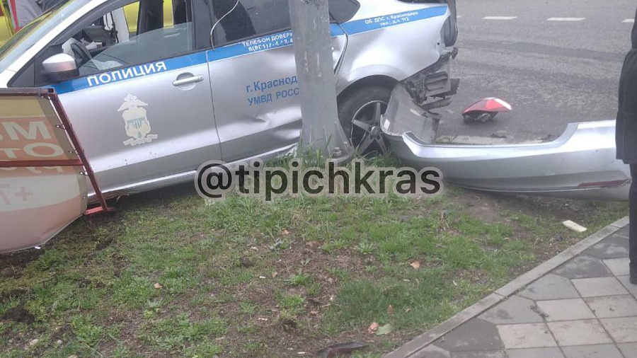 В центре Краснодара произошло ДТП с участием иномарки и полицейского автомобиля