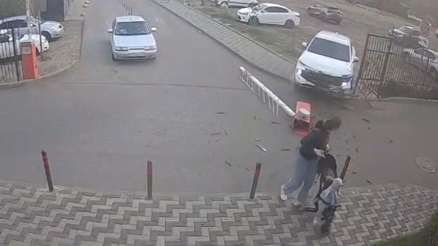 В Краснодаре ребенок на коленях у матери за рулем устроил ДТП и попал на видео