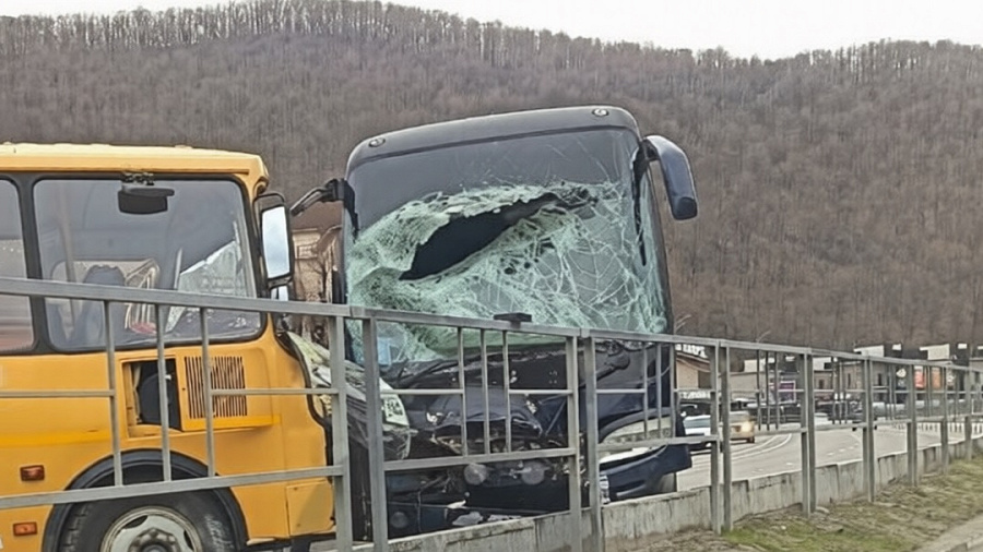 Школьный и экскурсионный автобусы врезались «лоб в лоб» в Сочи