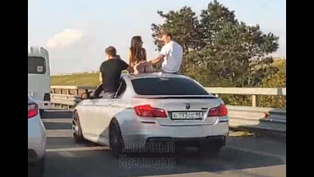 В Краснодаре голая девушка, танцующая на крыше автомобиля, возмутила горожан