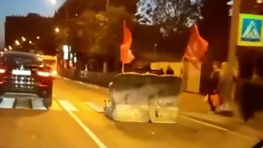 В Сочи полицейские задержали знаменитый диван на колесах