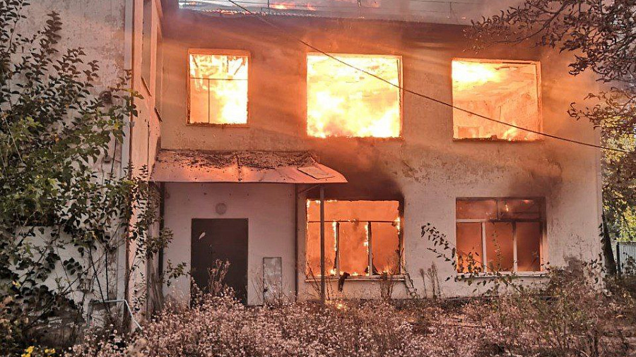 В Абинском районе потушили пожар, вспыхнувший в заброшенном здании