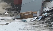 В Сочи сняли на видео, как шторм смыл все строения на берегу моря в Лоо