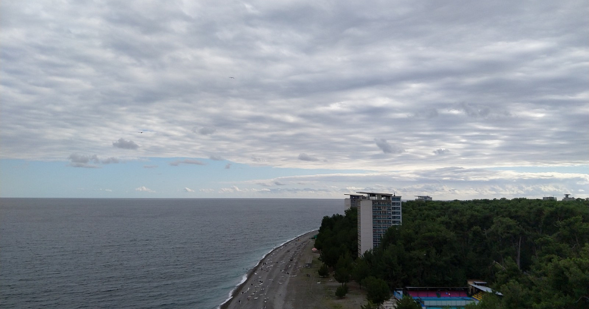 Погода в пицунде и температура моря. Шторм в Пицунде сейчас. Абхазия в пасмурную погоду. Абхазия в облачную погоду. Погода в Пицунде на 3.