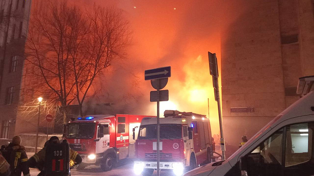 В центре Москвы произошел крупный пожар в здании «Известия холл»