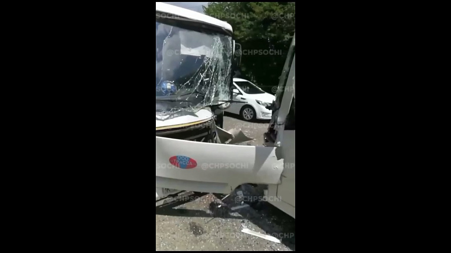 В Сочи лоб в лоб столкнулись два пассажирских автобуса (ВИДЕО)