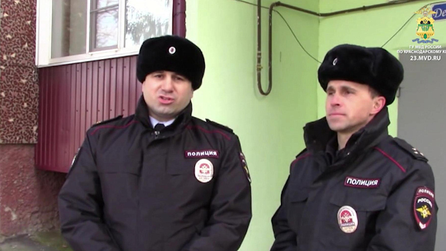 В Краснодарском крае полицейские забрались на балкон третьего этажа, чтобы спасти 74-летнюю женщину с инсультом