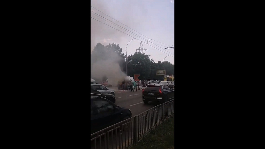 В Краснодаре сняли на видео горящую на дороге «Скорую помощь»