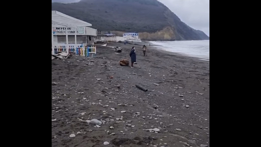 Гальки нет, вообще не осталось: в Анапе блогер показал полностью смытый пляж в Сукко
