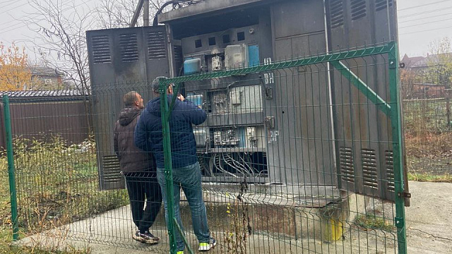 Пожар на электростанции в поселке под Краснодаром оставил без света сотни абонентов