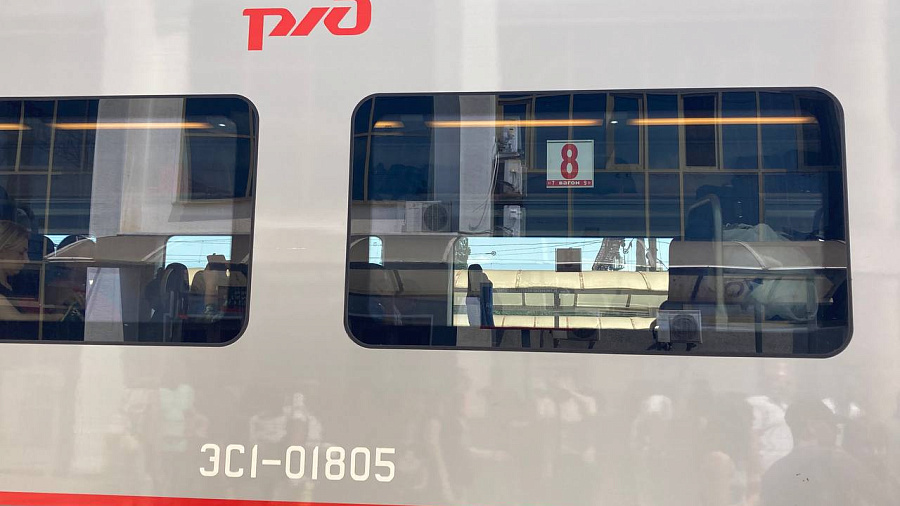 Около 50 пассажирских поездов задерживаются в Краснодарском крае