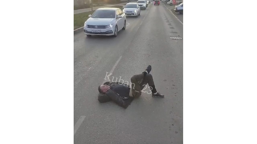 В Краснодаре мужчина прилег отдохнуть посреди проезжей части 