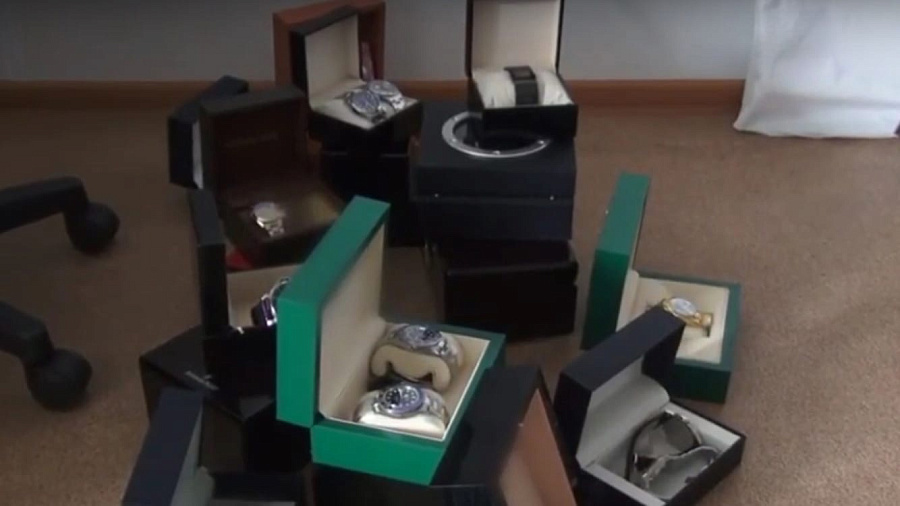 В Краснодаре полицейские задержали продавцов поддельных часов известных брендов на сумму 10 млн рублей