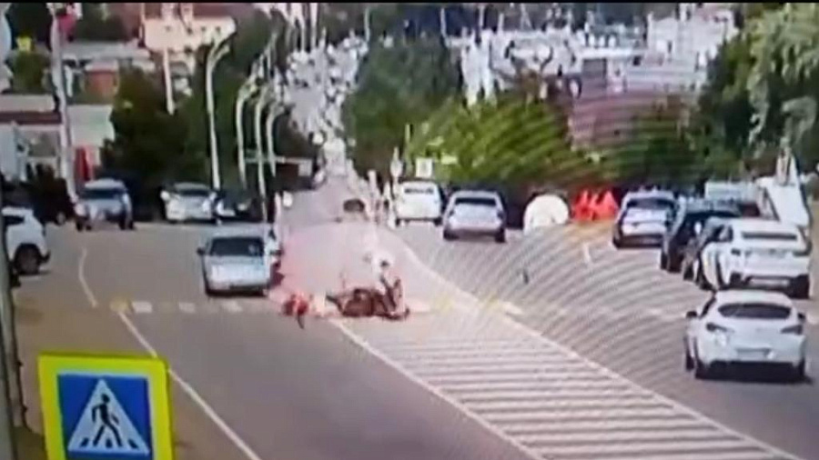 В Темрюке момент смертельного наезда мотоциклиста на 6-летнюю девочку попал на видео