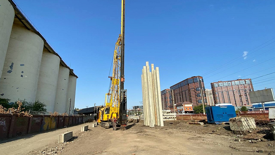 В Краснодаре строят опоры новой двухуровневой развязки на Тихорецкой