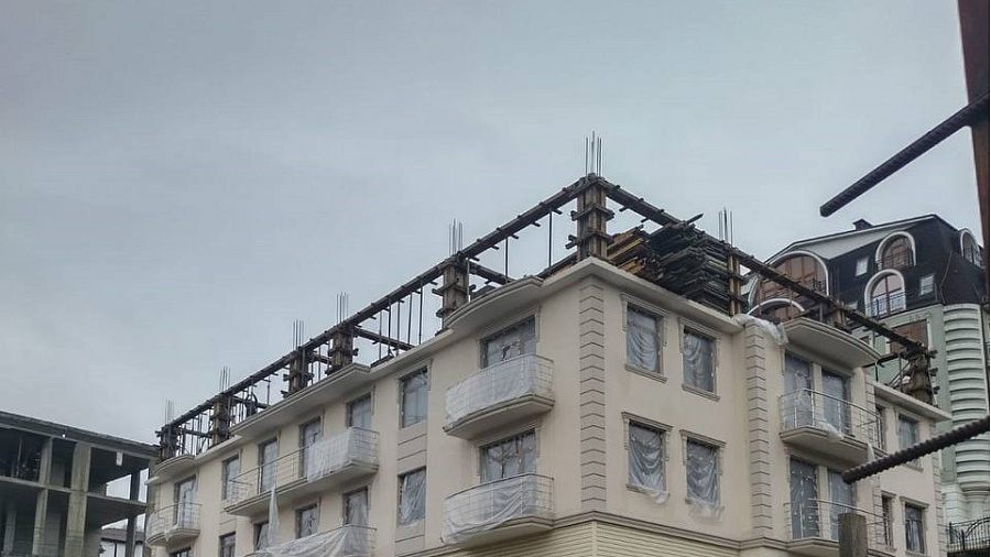 В Сочи пошел под снос самовольно возведенный трехэтажный дом