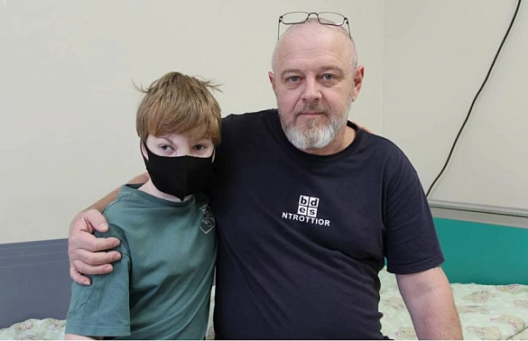 Мальчик из Сочи с порванным хаски лицом стал дышать сам