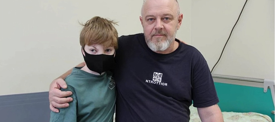 Мальчик из Сочи с порванным хаски лицом стал дышать сам