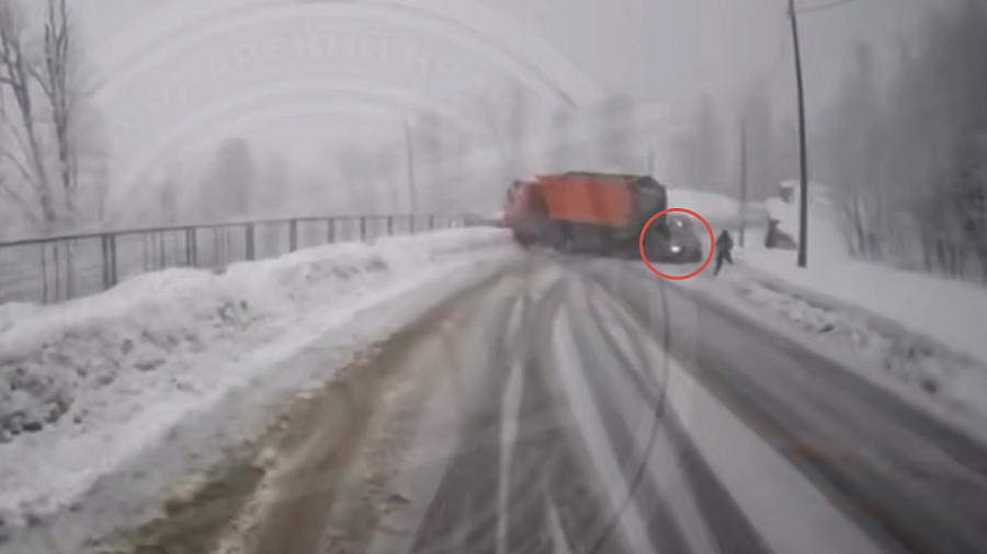 В Сочи на горнолыжном курорте снегоуборочная техника снесла легковушку 