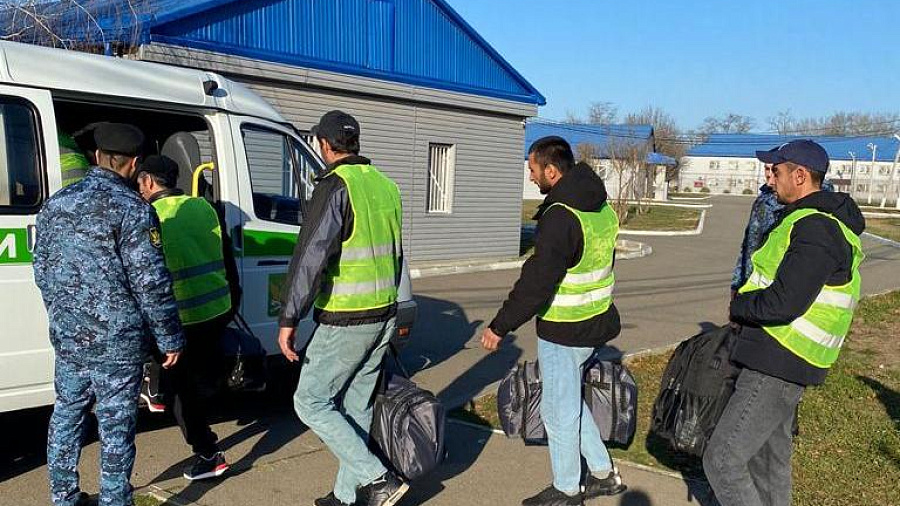В Краснодарском крае депортировали 18 нелегальных мигрантов