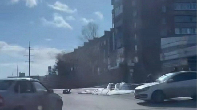 Неизвестный предмет на парашюте упал в Армавире у техникума