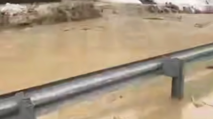 В Сочи из-за обильных осадков на дорогу возле этнопарка сошел сель