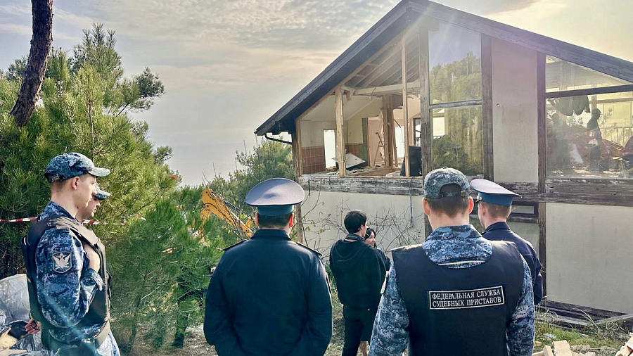 В Геленджике начали масштабный снос незаконного жилого комплекса у моря